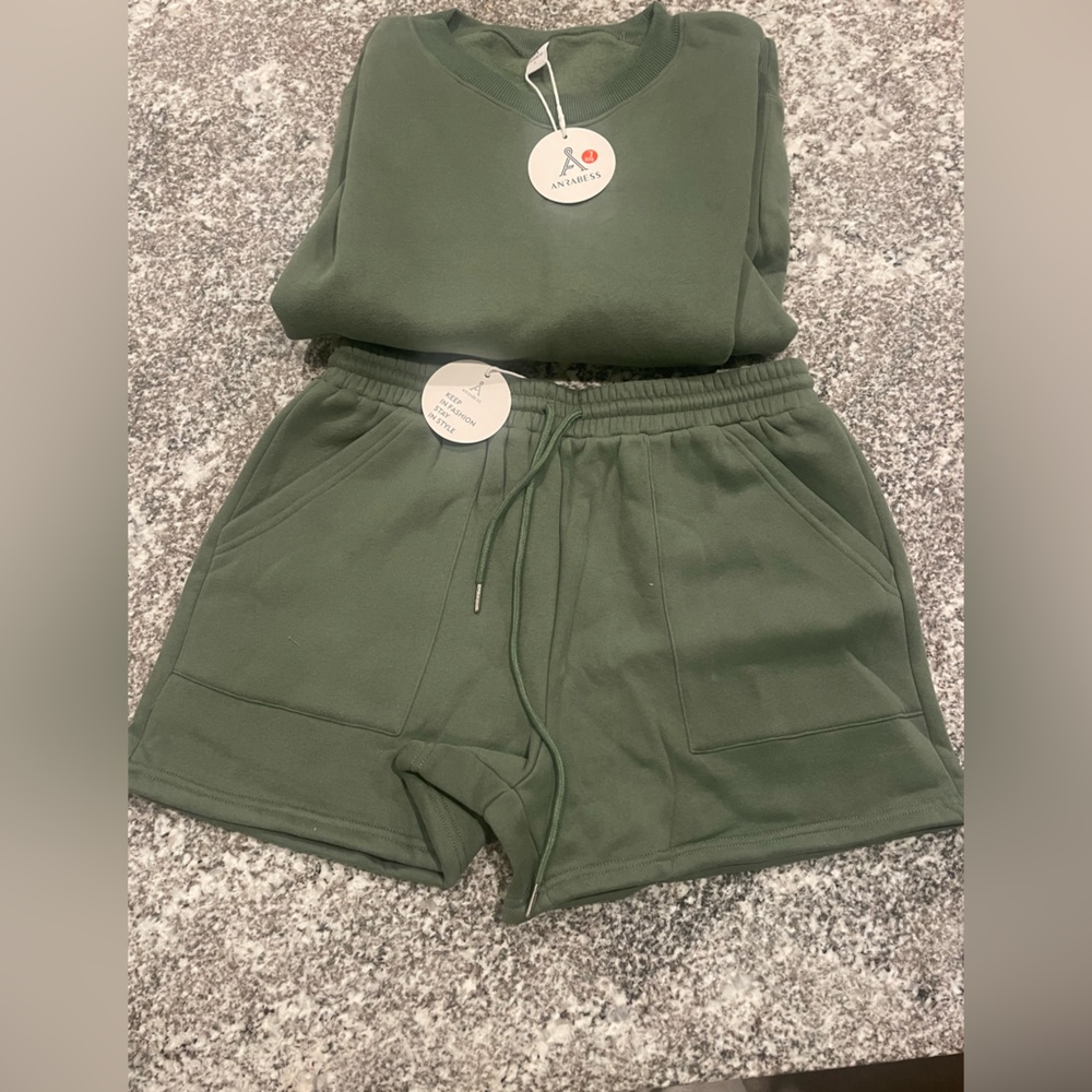 NEW WITH TAGS matching green sweatsuit
